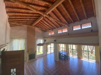 Se vende propiedad con casa y amplio lote de 6,200m2 en Santa Ana 23-1511