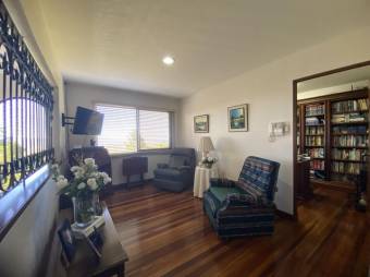 Se vende moderna casa con amplio patio en Ángeles de Heredia 24-1120