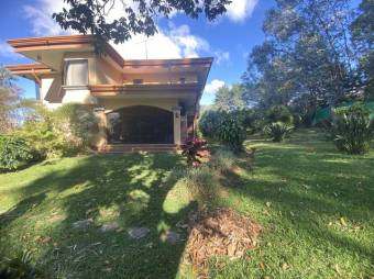 Se vende moderna casa con amplio lote de 5,992m2 en Ángeles de Heredia 24-1120