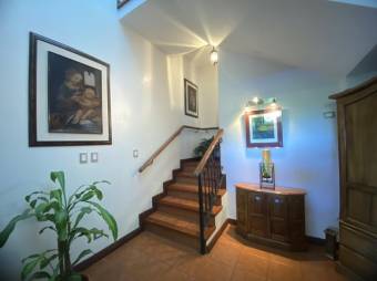 Se vende moderna casa con amplio patio en Ángeles de Heredia 24-1120