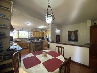 Se vende moderna casa con amplio patio en Ángeles de Heredia 24-1120