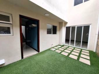 Se vende moderna casa con patio en San Antonio Escazú 25-1896 Se vende moderna casa con patio en San Antonio Escazú 25-1896