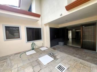 Se vende moderna casa con patio en Santa Ana 25-1779 Se vende moderna casa con patio en Santa Ana 25-1779