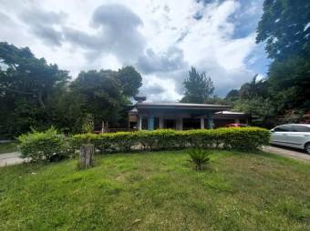 Se vende casa con amplio lote de 1,993m2 en San Rafael Heredia 25-1806