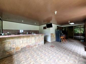 Se vende casa con amplio lote de 1,993m2 en San Rafael Heredia 25-1806 Se vende casa con amplio lote de 1,993m2 en San Rafael Heredia 25-1806