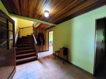 Se vende casa con amplio lote de 1,993m2 en San Rafael Heredia 25-1806 Se vende casa con amplio lote de 1,993m2 en San Rafael Heredia 25-1806