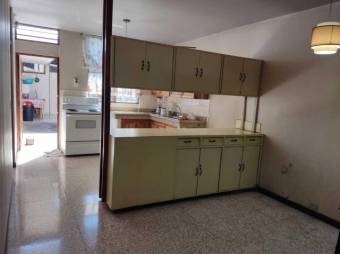 Se vende espaciosa casa con patio en Alajuela Centro 23-567 Se vende espaciosa casa con patio en Alajuela Centro 23-567