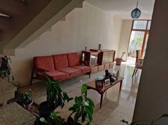 Se vende espaciosa casa con patio en Alajuela Centro 23-567 Se vende espaciosa casa con patio en Alajuela Centro 23-567