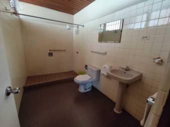 Se vende espaciosa casa con patio en Alajuela Centro 23-567 Se vende espaciosa casa con patio en Alajuela Centro 23-567