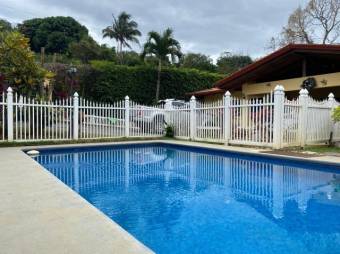 Se vende espaciosa casa con patio y piscina en Atenas Alajuela 25-1457