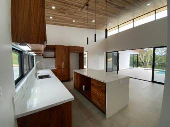 Se vende casa con piscina a estrenar en Concepción Atenas 25-1018