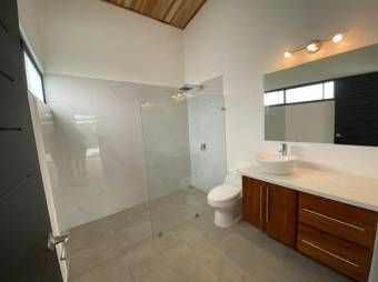 Se vende casa con piscina a estrenar en Concepción Atenas 25-1018