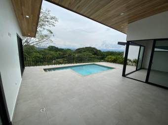 Se vende casa con piscina a estrenar en Concepción Atenas 25-1018