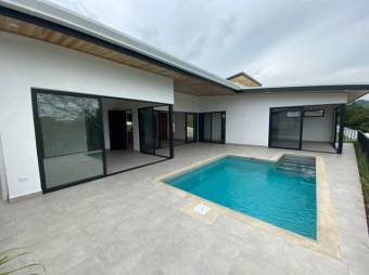 Se vende casa con piscina a estrenar en Concepción Atenas 25-1018