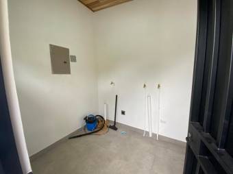 Se vende casa con piscina a estrenar en Concepción Atenas 25-1018