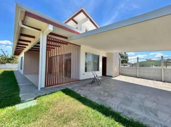 Se vende moderna casa con patio en Santa Eulalia de Atenas 25-1796