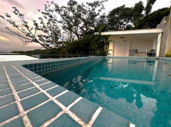 Se vende lujosa casa con piscina y amplio lote en Rio Oro 25-1146