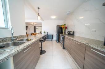 Se vende moderna casa con patio en Ciudad Colón 26-49