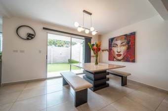 Se vende moderna casa con patio en Ciudad Colón 26-49