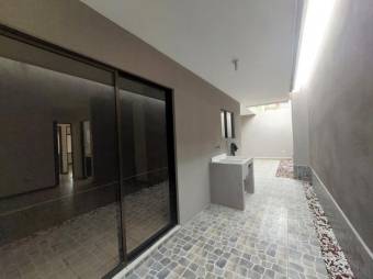 Se vende casa esquinera con patio en San Francisco Heredia 25-2038