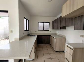 Se vende casa esquinera con patio en San Francisco Heredia 25-2038