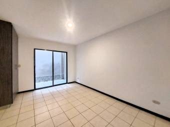 Se vende casa esquinera con patio en San Francisco Heredia 25-2038
