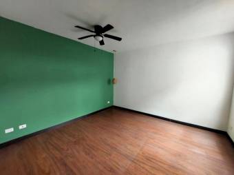 Se vende moderna casa con patio en San Antonio Escazú 25-1896