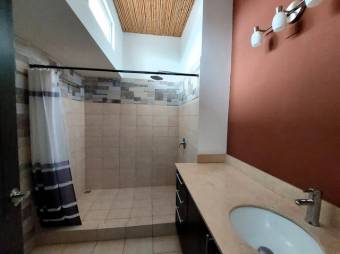 Se vende moderna casa con patio en San Antonio Escazú 25-1896