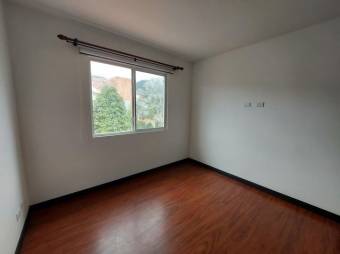 Se vende moderna casa con patio en San Antonio Escazú 25-1896