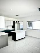 Se vende moderna casa con patio en Santa Eulalia de Atenas 25-1821