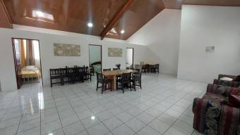 Se vende  casa para inversión con amplio lote en San Rafael Heredia 25-1440