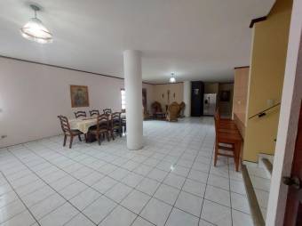 Se vende  casa para inversión con amplio lote en San Rafael Heredia 25-1440