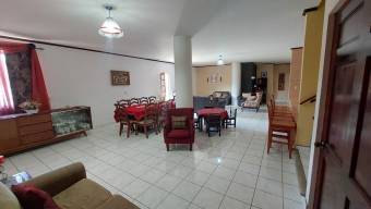 Se vende  casa para inversión con amplio lote en San Rafael Heredia 25-1440