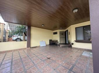 Se vende espaciosa casa de 2 plantas en San Roque de Barva 25-1222