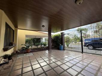 Se vende espaciosa casa de 2 plantas en San Roque de Barva 25-1222