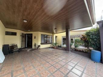 Se vende espaciosa casa de 2 plantas en San Roque de Barva 25-1222