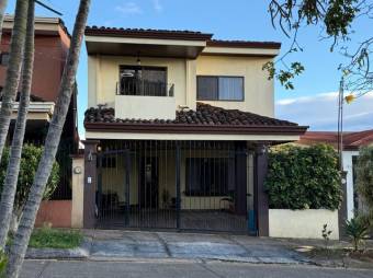 Se vende espaciosa casa de 2 plantas en San Roque de Barva 25-1222