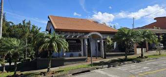 Se vende espaciosa casa de 2 plantas en San Roque de Barva 25-1951