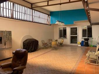 Se vende espaciosa casa con jardín y terraza en La Asunción Heredia 25-950