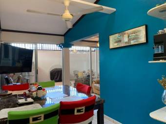 Se vende espaciosa casa con jardín y terraza en La Asunción Heredia 25-950