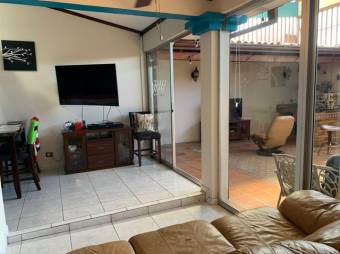 Se vende espaciosa casa con jardín y terraza en La Asunción Heredia 25-950