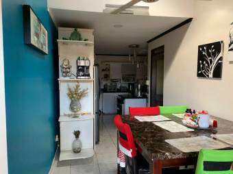 Se vende espaciosa casa con jardín y terraza en La Asunción Heredia 25-950