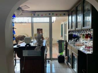 Se vende espaciosa casa con jardín y terraza en La Asunción Heredia 25-950