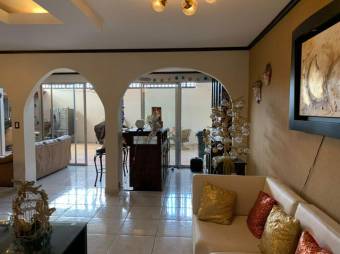 Se vende espaciosa casa con jardín y terraza en La Asunción Heredia 25-950