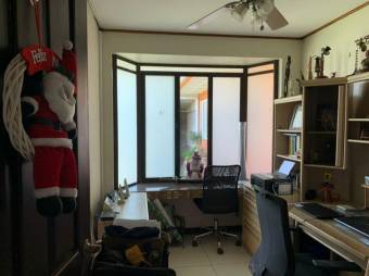 Se vende espaciosa casa con jardín y terraza en La Asunción Heredia 25-950