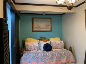 Se vende espaciosa casa con jardín y terraza en La Asunción Heredia 25-950