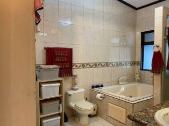 Se vende espaciosa casa con jardín y terraza en La Asunción Heredia 25-950