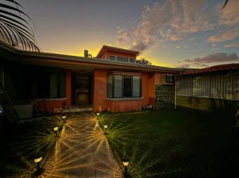 Se vende espaciosa casa con jardín y terraza en La Asunción Heredia 25-950