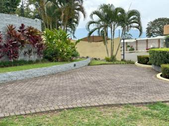 Se vende moderna casa con piscina en San Antonio de Belén 24-1669 Se vende moderna casa con piscina en San Antonio de Belén 24-1669