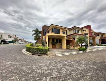 Se vende moderna casa con piscina en San Antonio de Belén 24-1669 Se vende moderna casa con piscina en San Antonio de Belén 24-1669